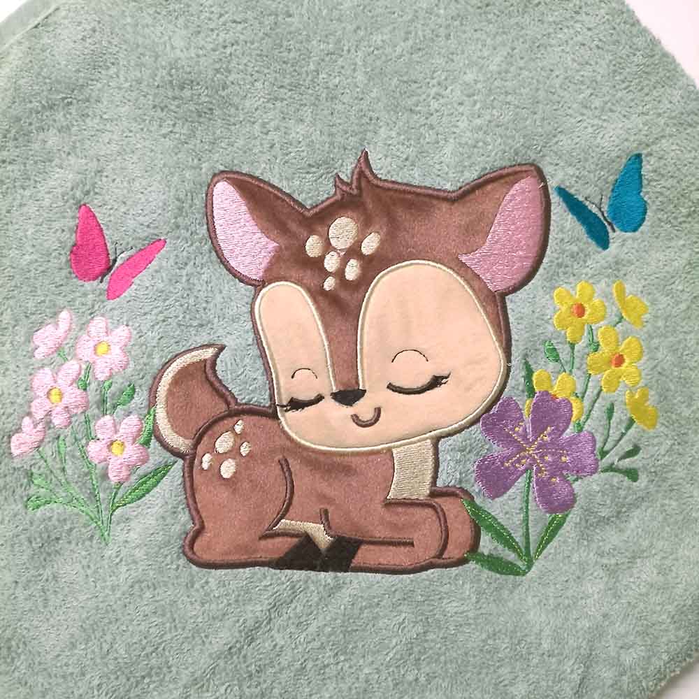 serviette-brodee-biche-endormie